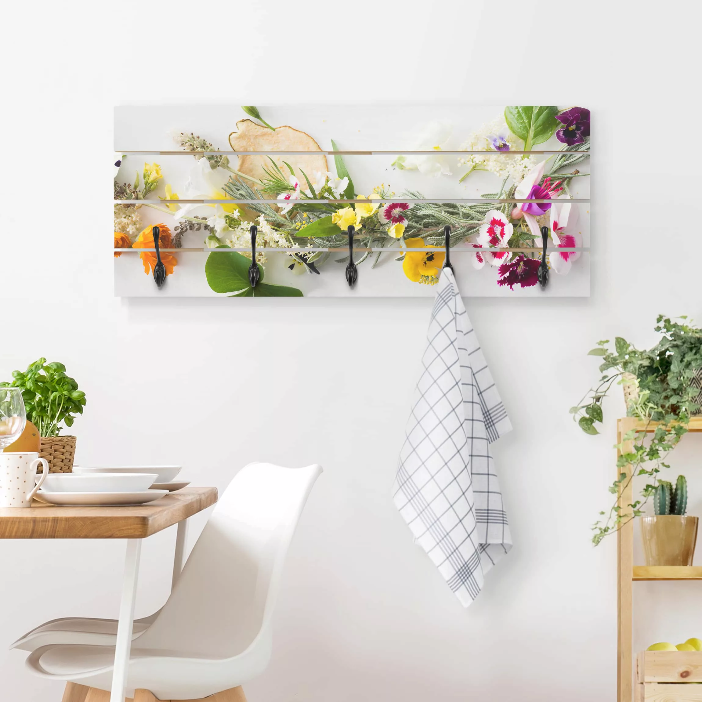 Wandgarderobe Holzpalette Küche Frische Kräuter mit Essblüten günstig online kaufen