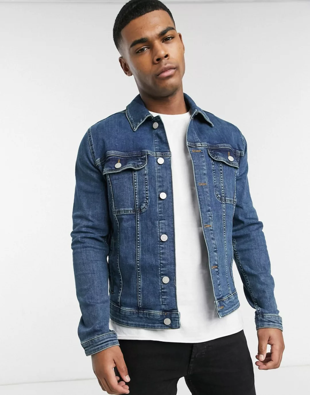 ASOS DESIGN – Enge Western-Jeansjacke mit mittlerer Waschung-Blau günstig online kaufen