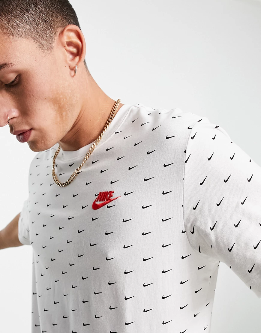 Nike – T-Shirt in Weiß mit durchgängigem Swoosh-Print günstig online kaufen
