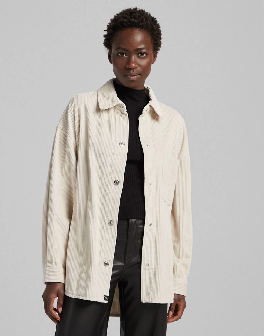 Bershka – Hemdjacke aus Cord in Ecru-Neutral günstig online kaufen