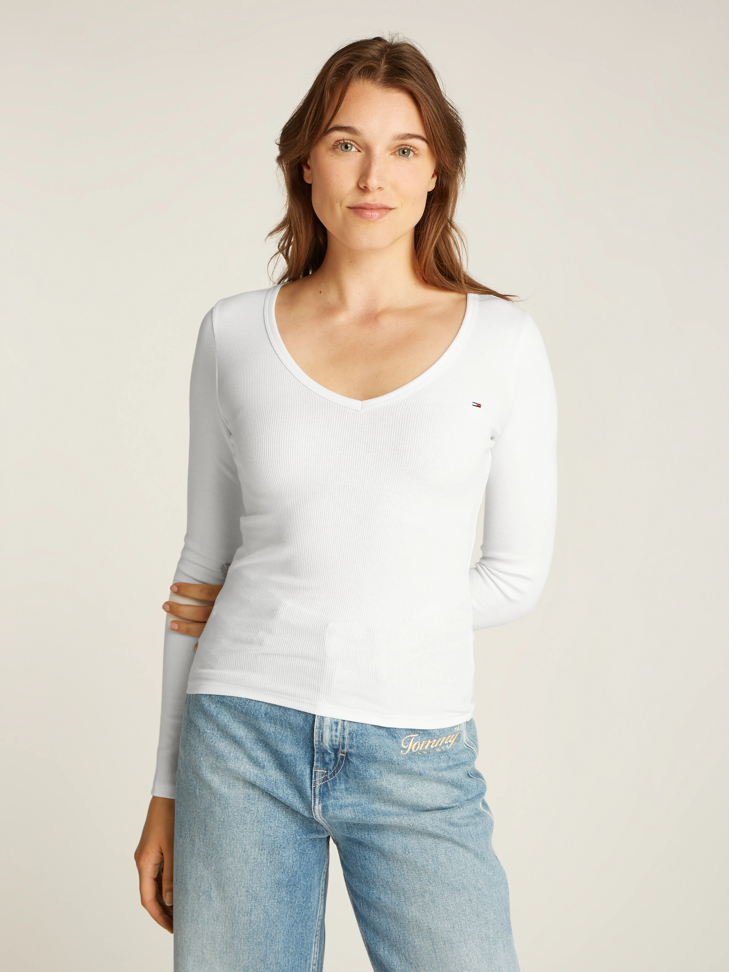 Tommy Jeans Langarmshirt "TJW SLIM ESSENTIAL RIB V LS", mit Logostickerei günstig online kaufen