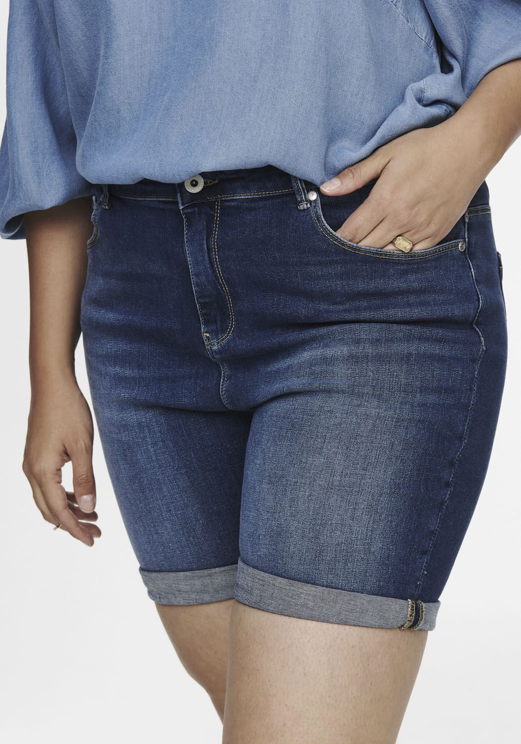 ONLY CARMAKOMA Jeansshorts, mit leichten Abriebeffekten günstig online kaufen