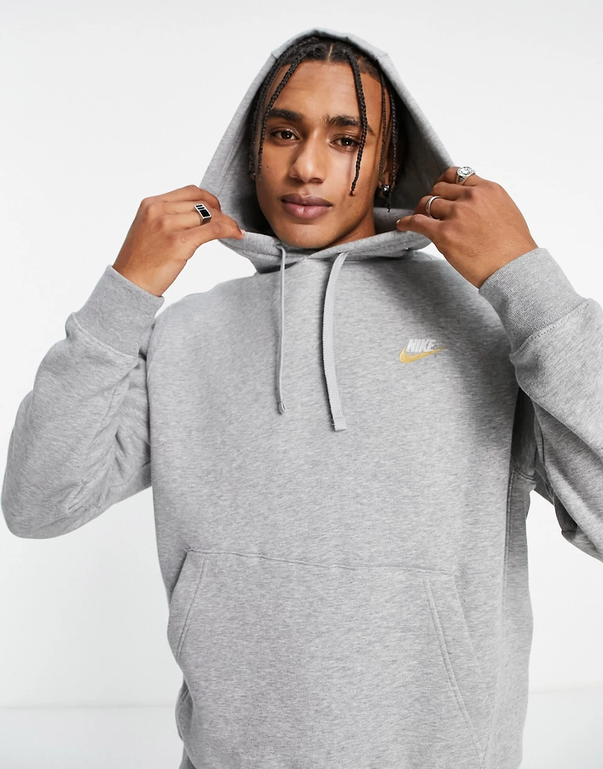 Nike – Club – Kapuzenpullover in Grau mit Metallic-Logo günstig online kaufen