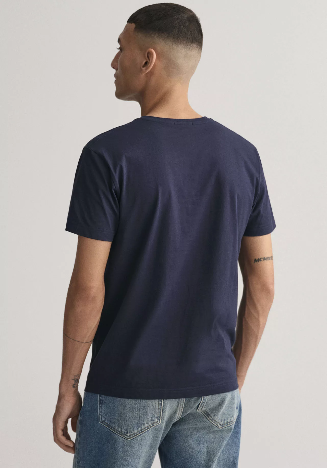 Gant T-Shirt SLIM SHIELD V-NECK T-SHIRT mit einer kleinen Logostickerei auf günstig online kaufen