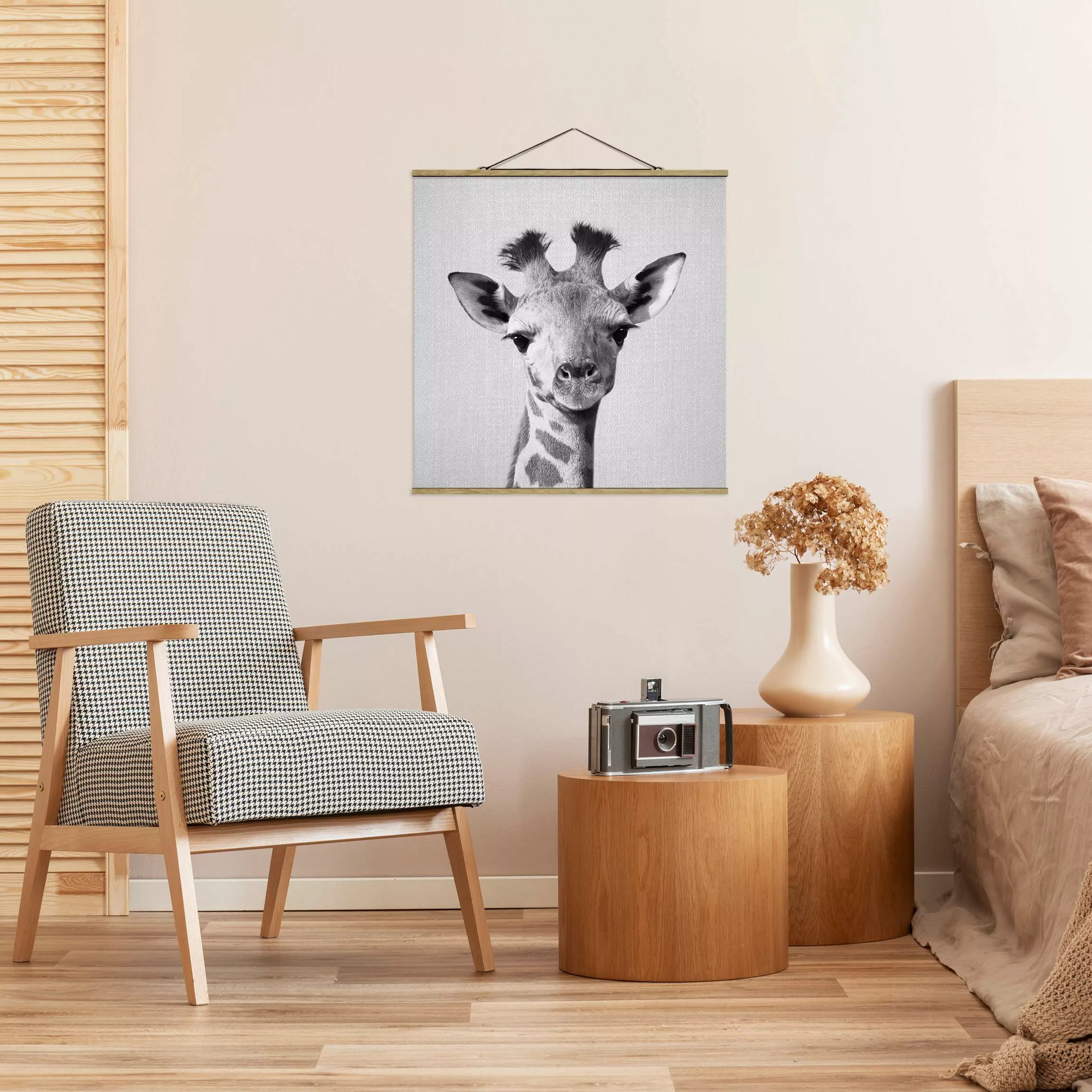 Stoffbild mit Posterleisten Baby Giraffe Gandalf Schwarz Weiß günstig online kaufen