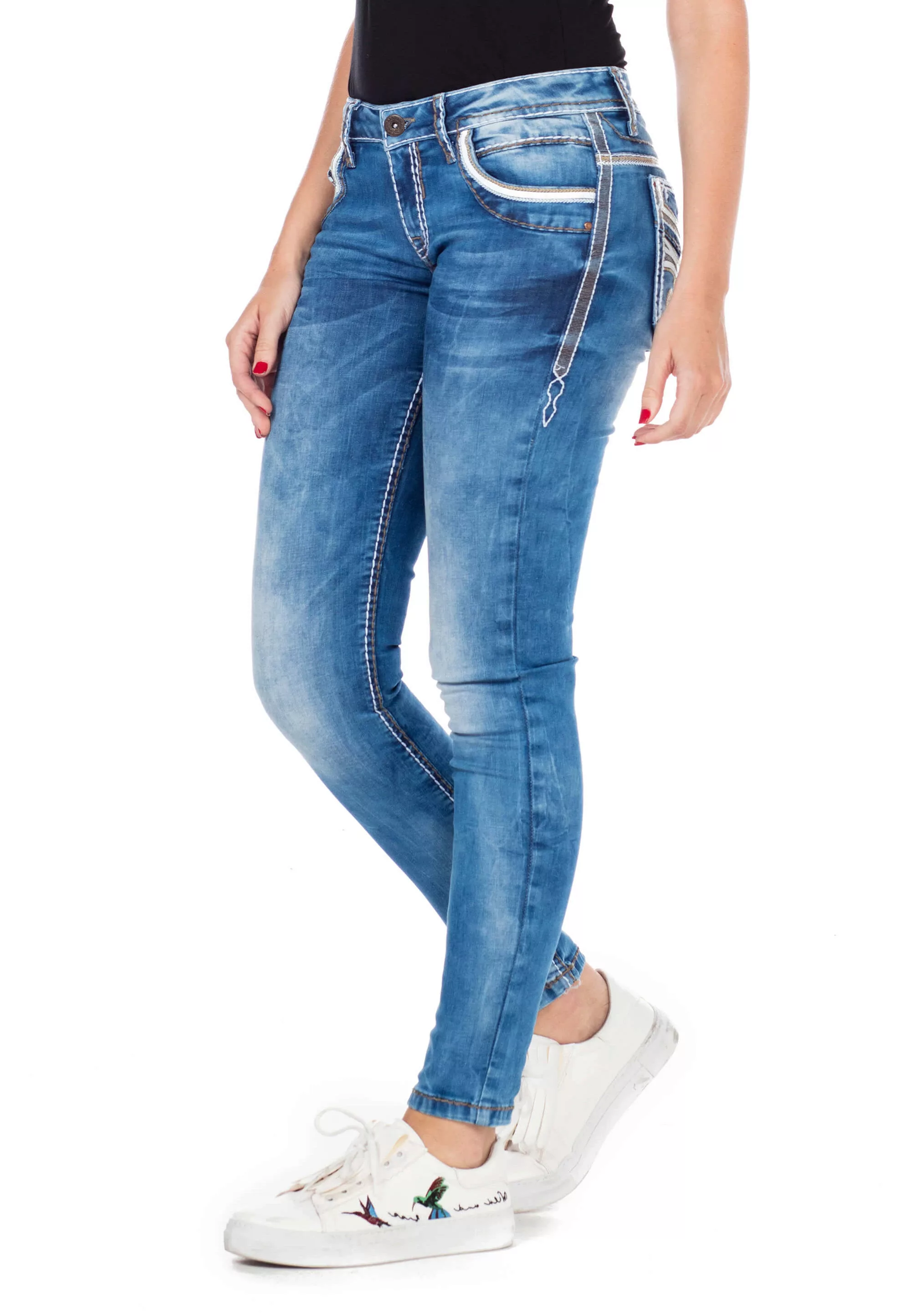 Cipo & Baxx Röhrenjeans, mit Stickereien auf den Gesäßtaschen günstig online kaufen