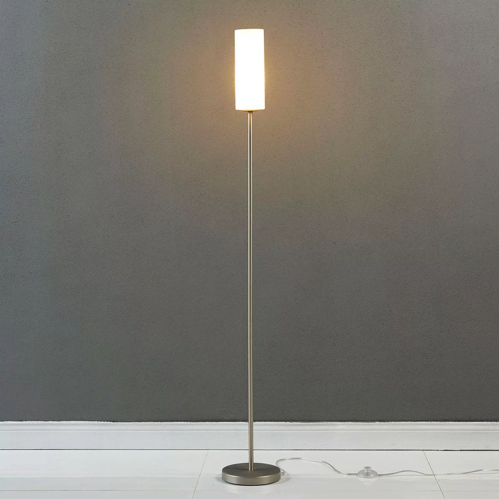 Dezente Stehlampe Vinsta mit schmalem Glasschirm günstig online kaufen