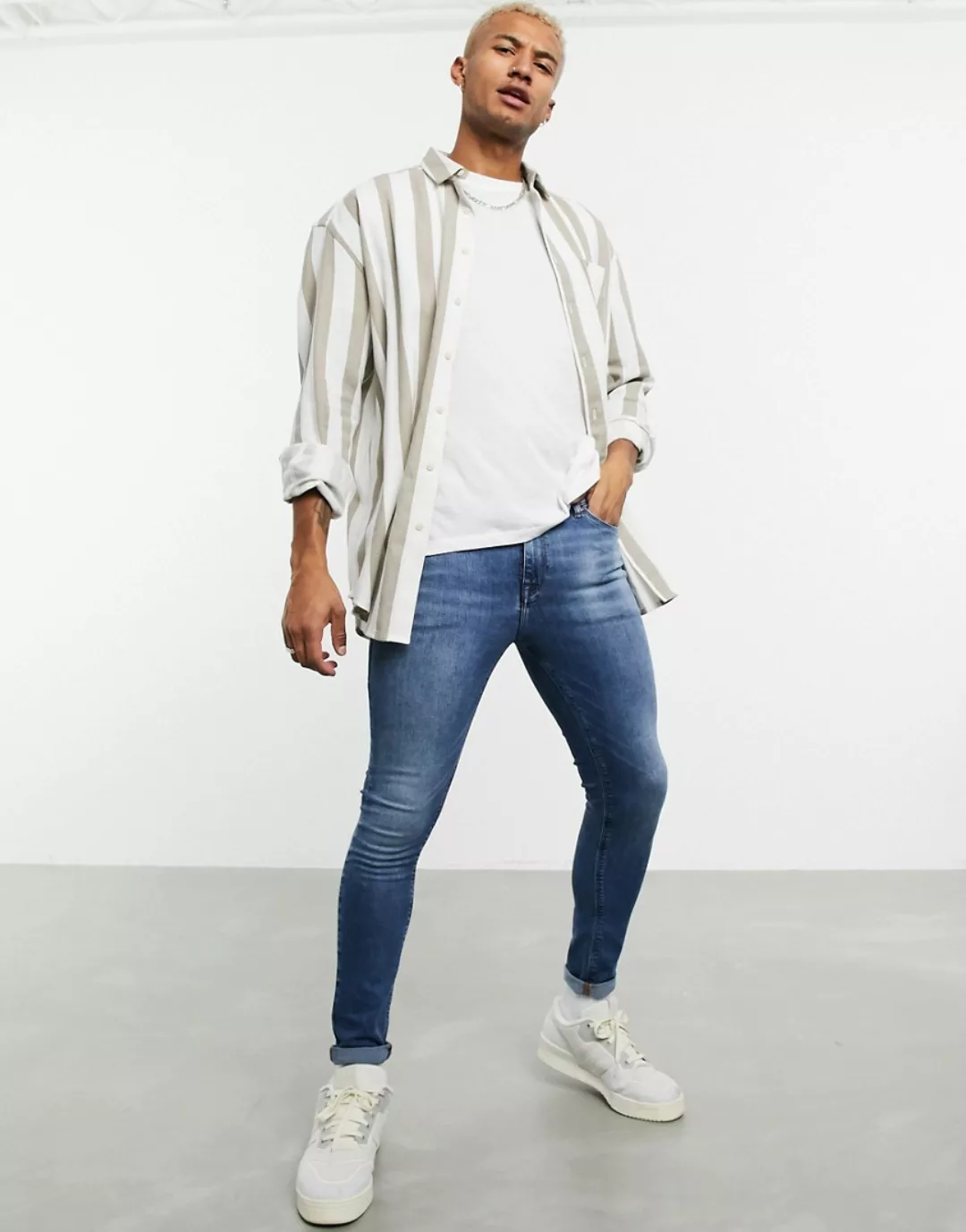 ASOS DESIGN – Spray-on-Jeans aus Power-Stretch-Denim in verwaschenem Mittel günstig online kaufen
