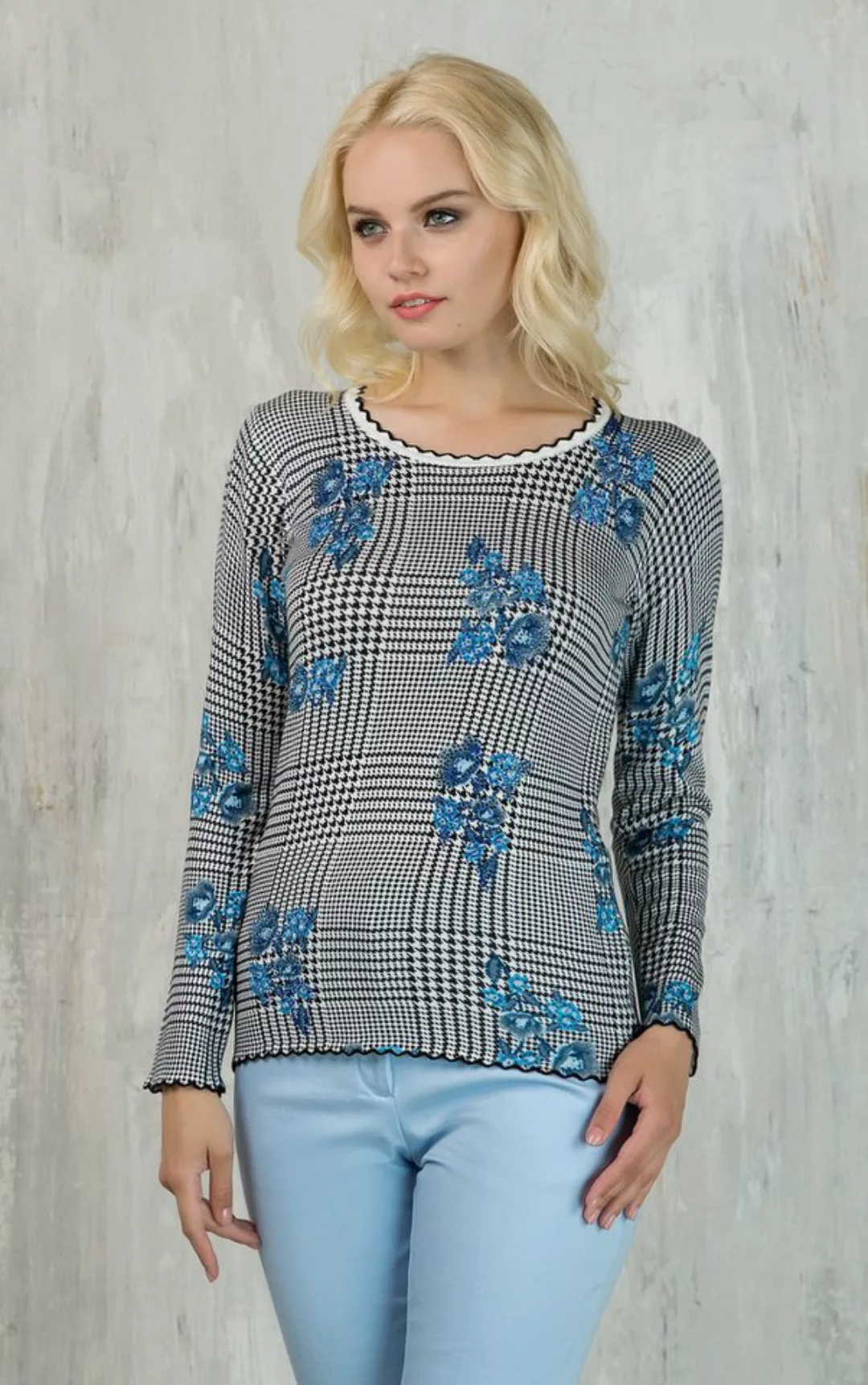 Passioni Strickpullover mit kleinem Karomuster und blauem Blumendruck günstig online kaufen