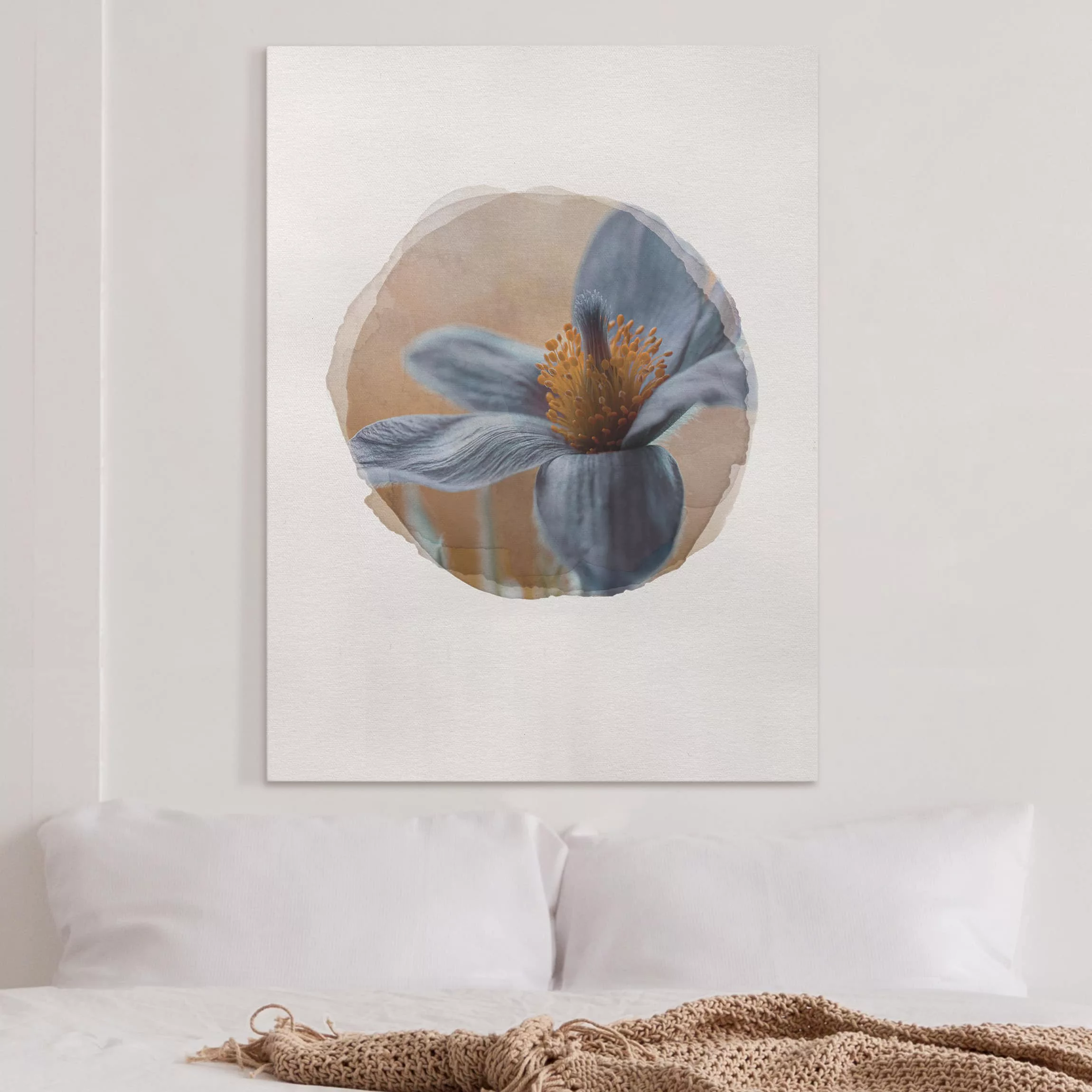 Leinwandbild Blumen - Hochformat Wasserfarben - Kuhschelle in Blau günstig online kaufen