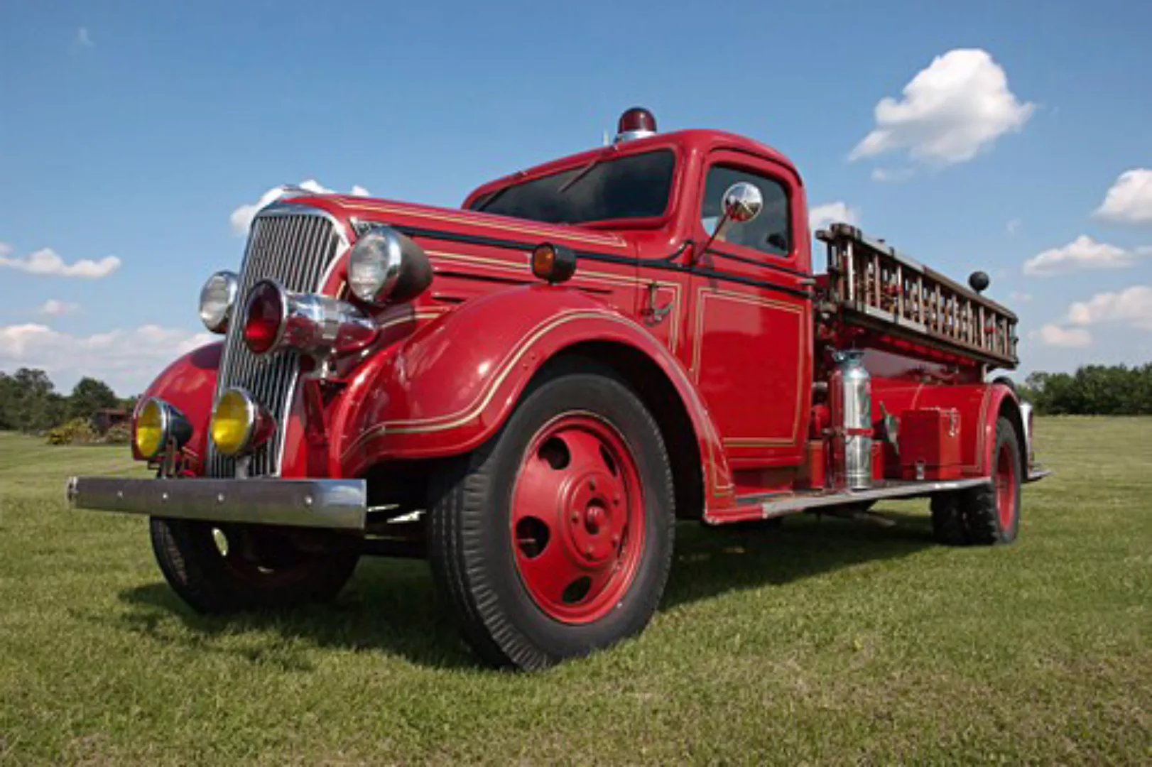 Papermoon Fototapete »Vintage Feuerwehrauto« günstig online kaufen