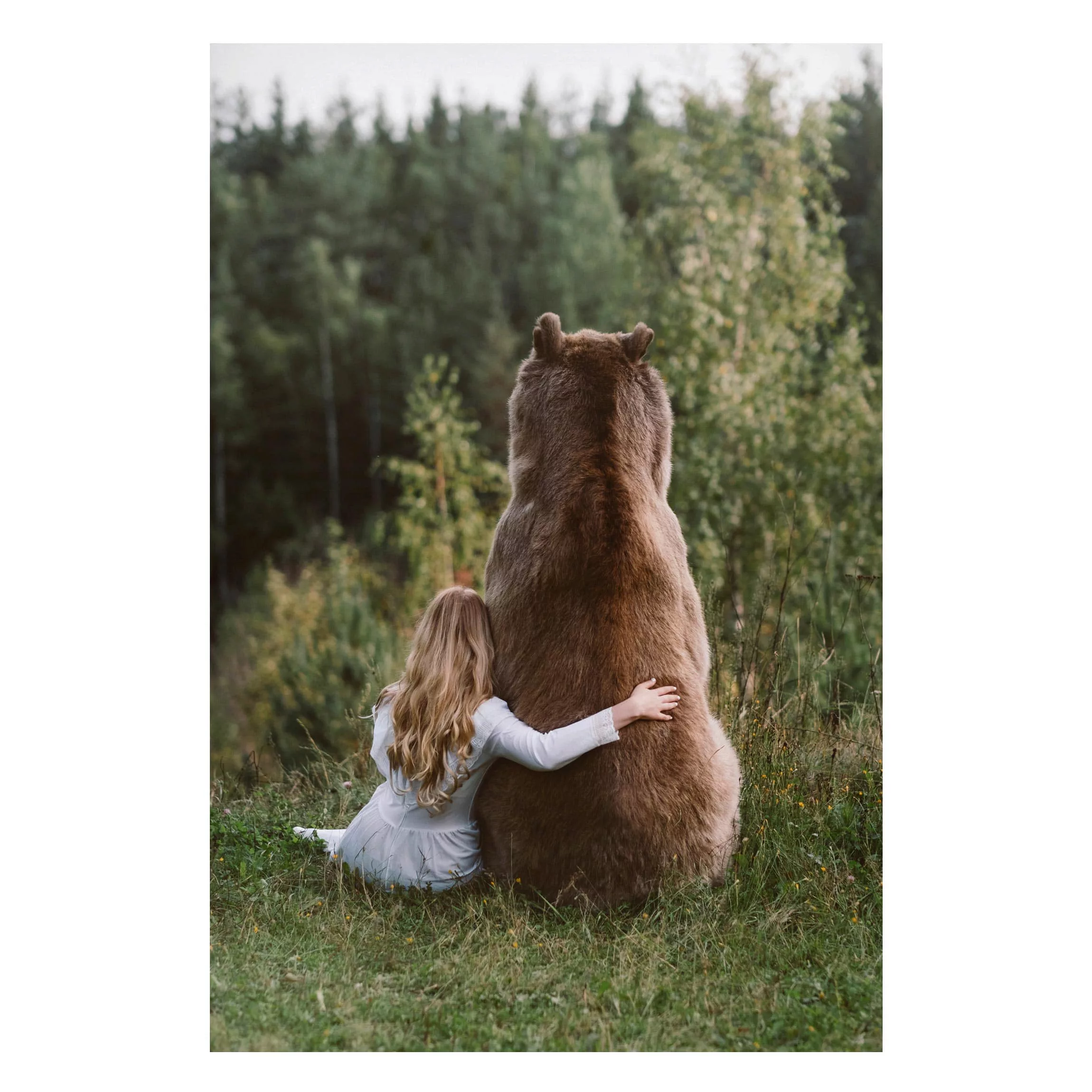 Magnettafel Tiere - Hochformat 2:3 Mädchen mit Braunbär günstig online kaufen