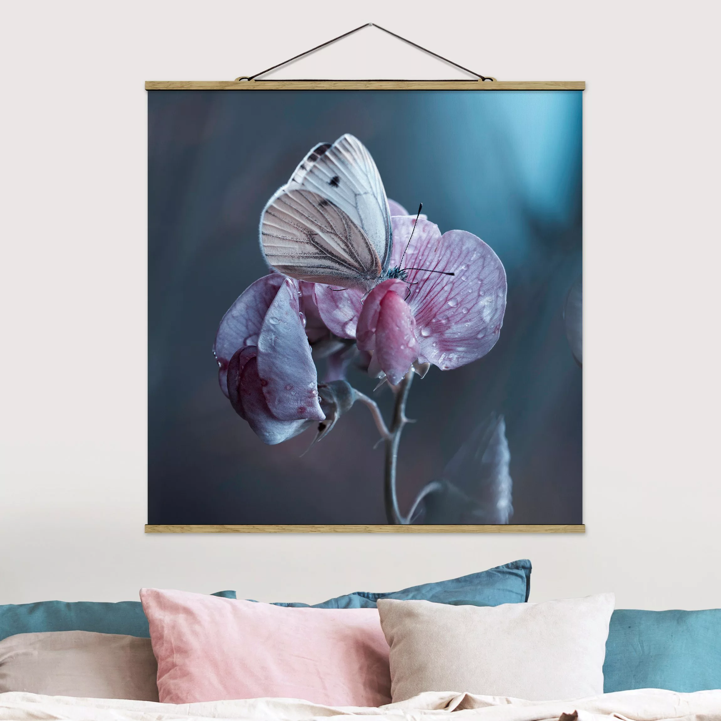 Stoffbild Blumen mit Posterleisten - Quadrat Schmetterling im Regen günstig online kaufen