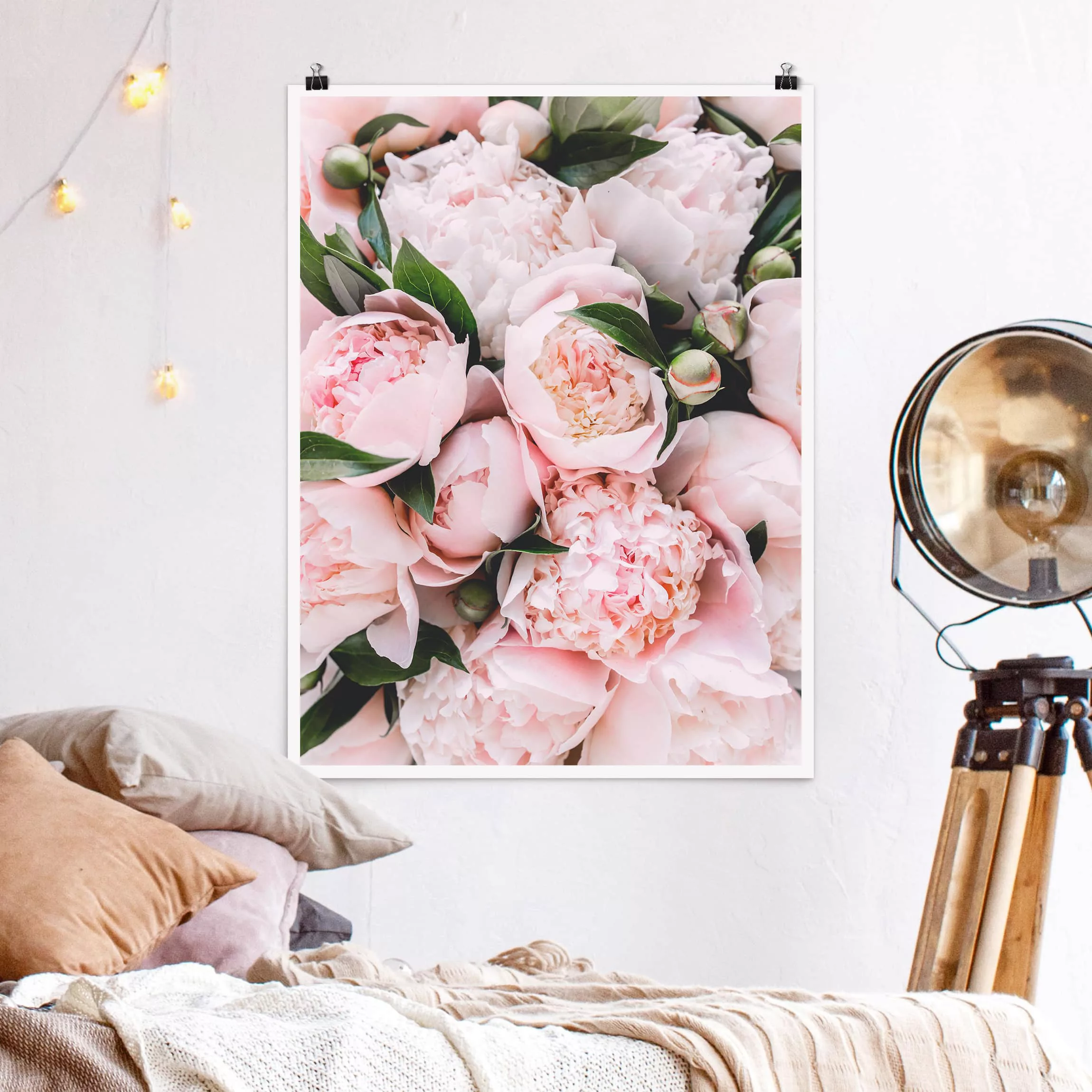 Poster Blumen - Hochformat Rosa Pfingstrosen mit Blättern günstig online kaufen