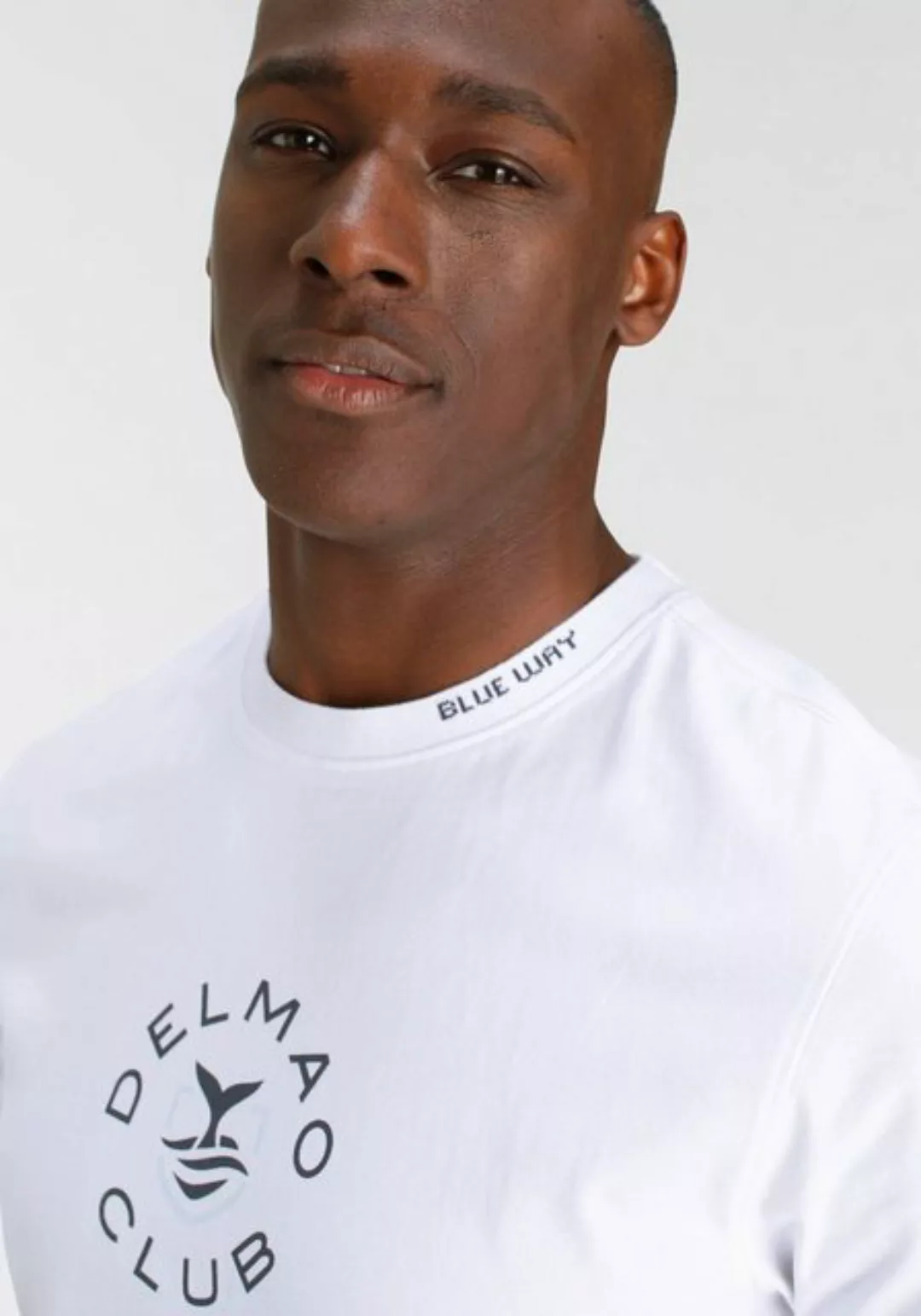 DELMAO T-Shirt mit Brustprint und Schriftzug am Halsausschnitt-NEUE MARKE! günstig online kaufen