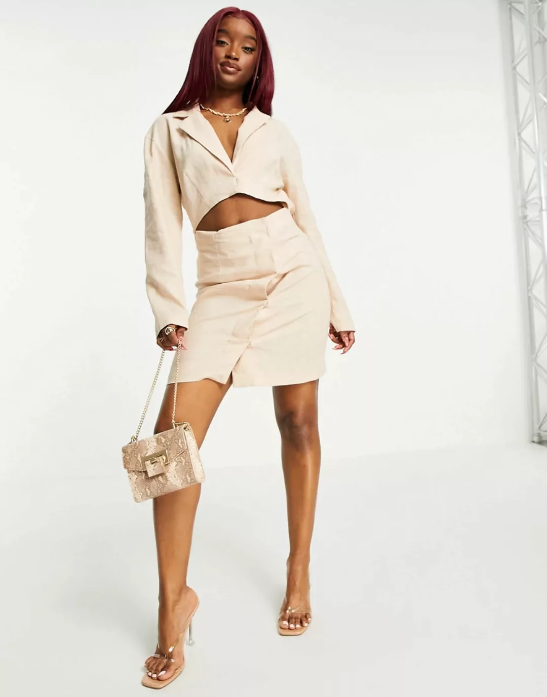 ASOS DESIGN – Mini-Smokingkleid aus Leinen in Stein mit Zierausschnitt-Weiß günstig online kaufen