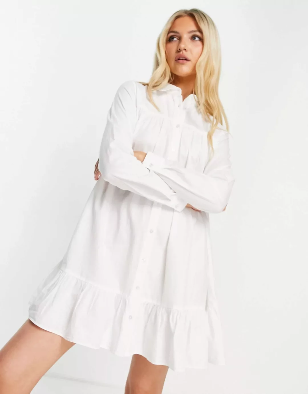 ASOS DESIGN – Kurzes, gesmoktes Hemdkleid in Weiß aus Baumwolle mit Schößch günstig online kaufen
