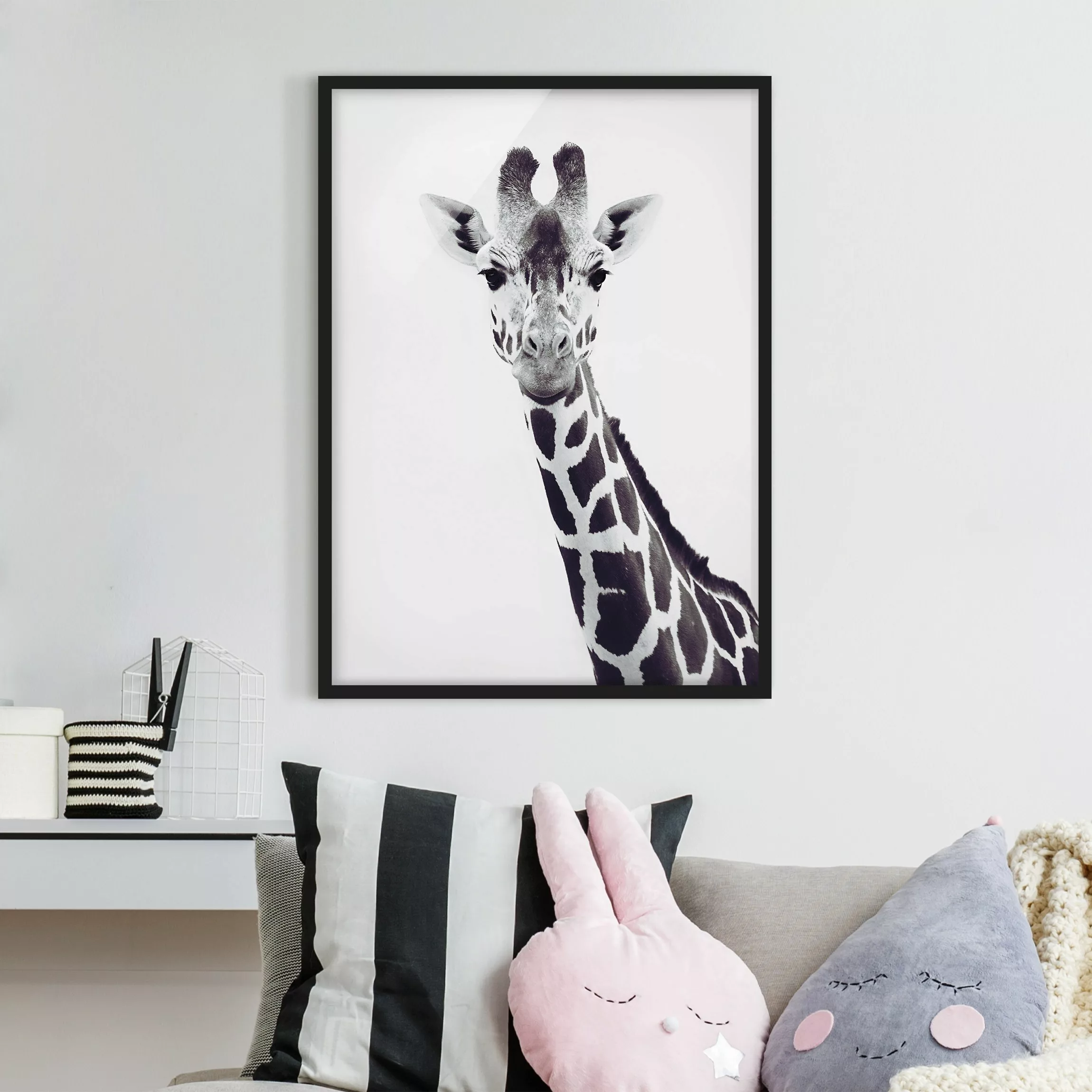 Bild mit Rahmen Giraffen Portrait in Schwarz-weiß günstig online kaufen