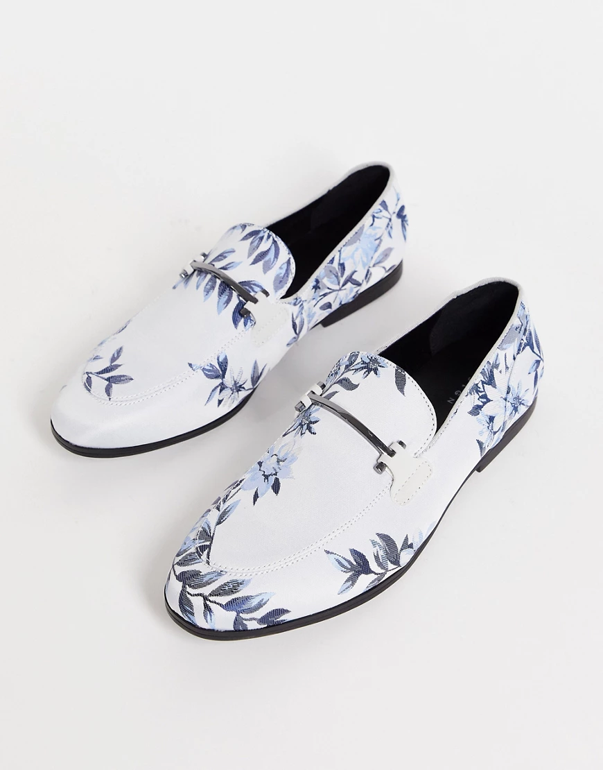 ASOS DESIGN – Loafer in Blau mit Blumenmuster und Trensendetail günstig online kaufen