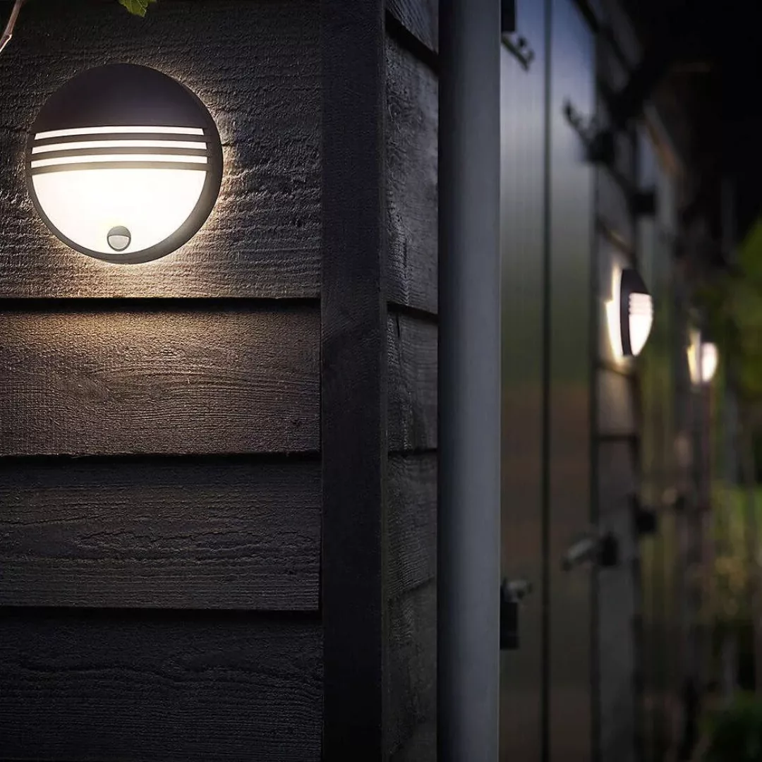 Klassiche LED Außenwandleuchte aus Kunststoff in schwarz, mit Bewegungsmeld günstig online kaufen