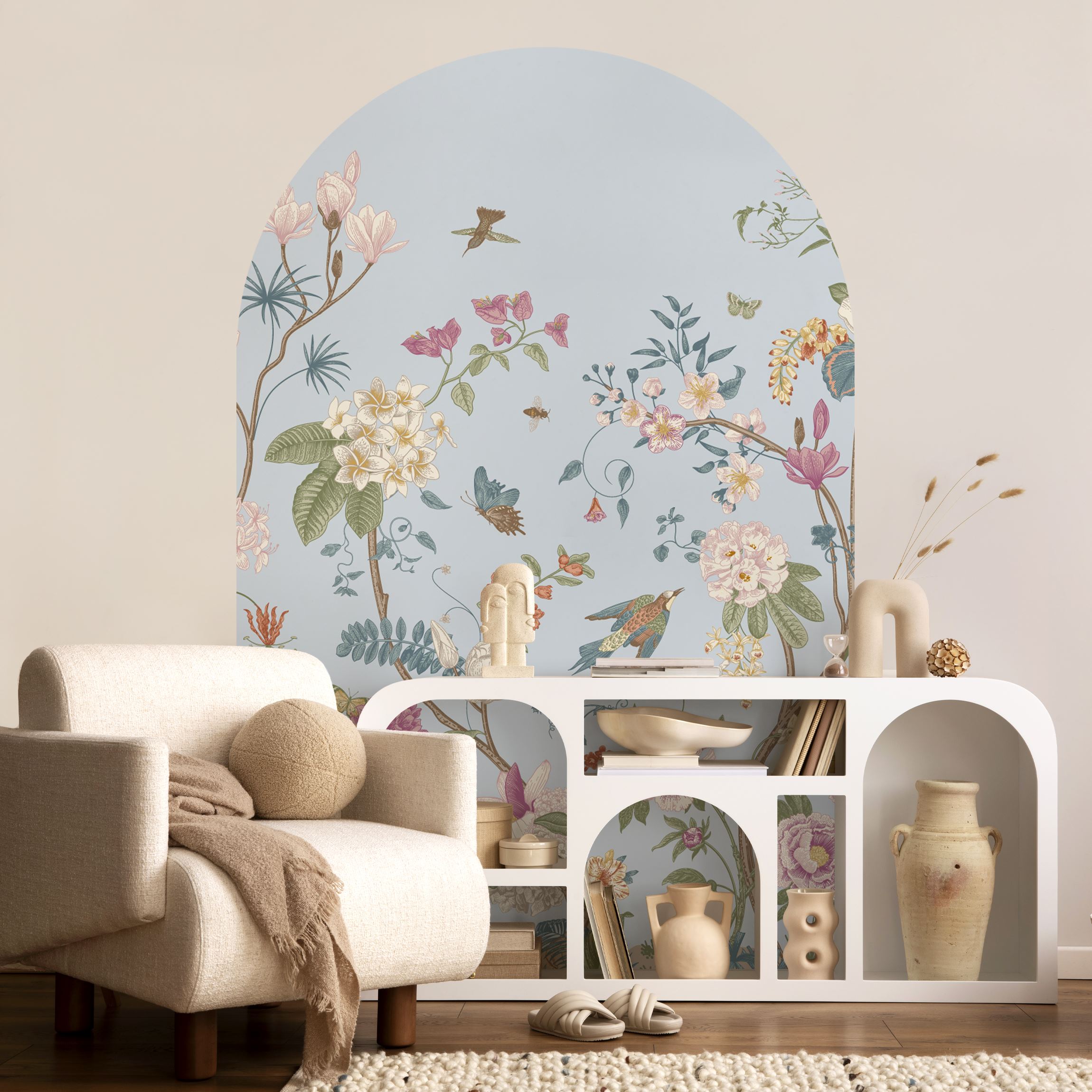 Rundbogen Tapete Illustrierte Blumen Chinoiserie auf Hellblau günstig online kaufen