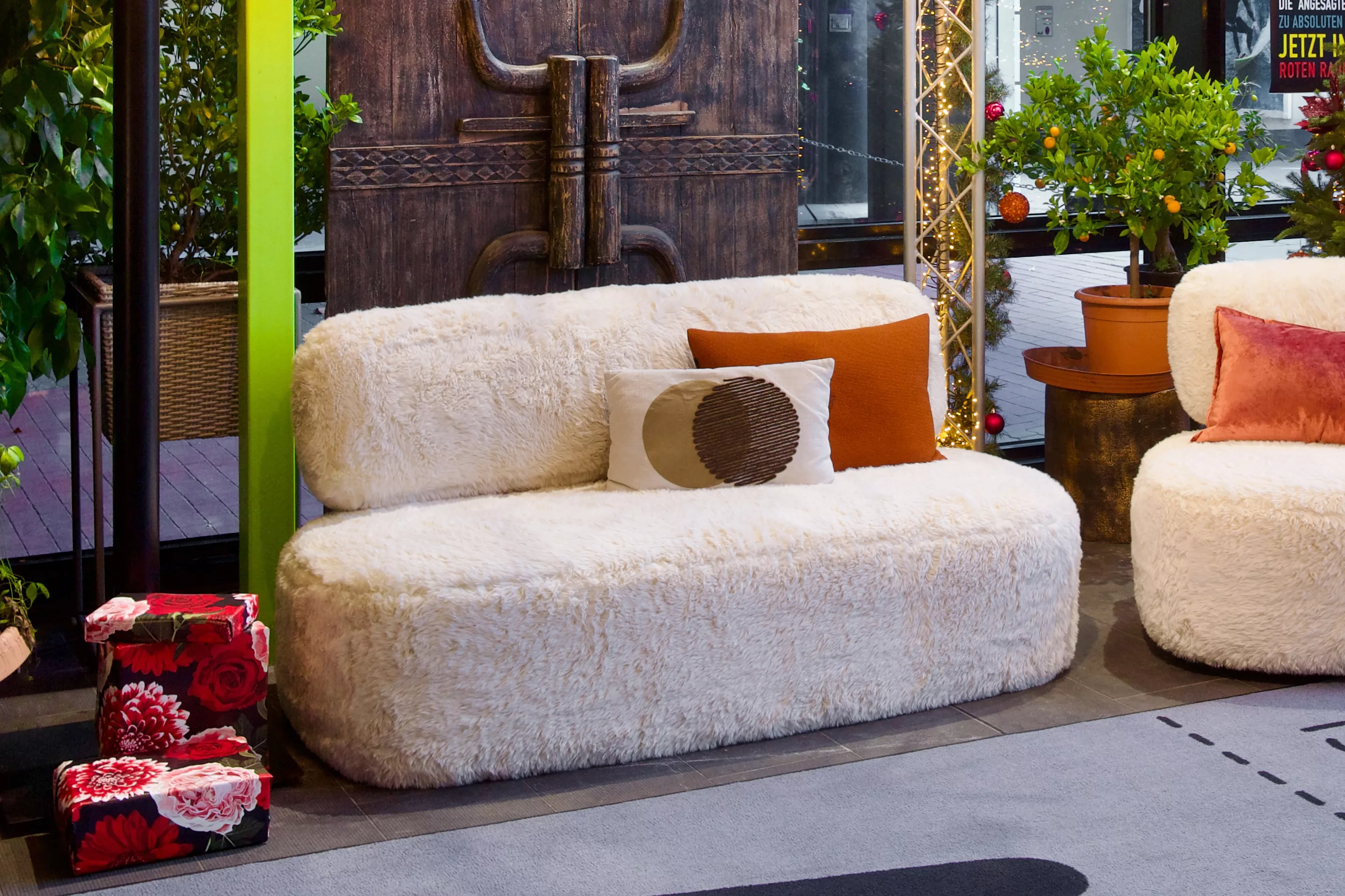 2,5-Sitzer Sofa Comoro in weißem Plüschbezug günstig online kaufen
