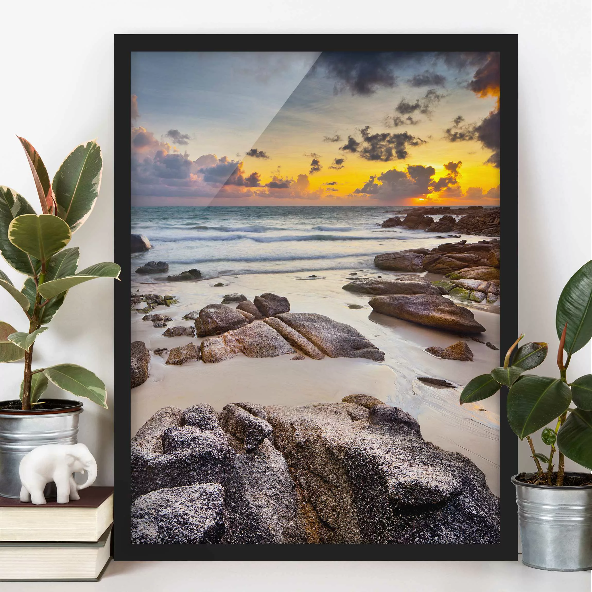 Bild mit Rahmen Strand - Hochformat Strand Sonnenaufgang in Thailand günstig online kaufen