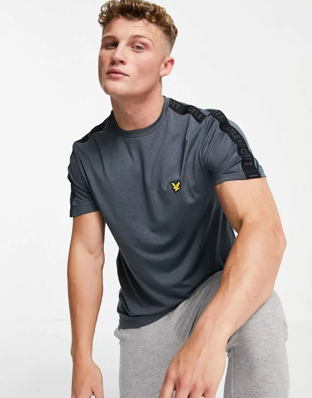 Lyle & Scott – Sport – T-Shirt mit Stretchanteil und Ärmeln mit Zierstreife günstig online kaufen