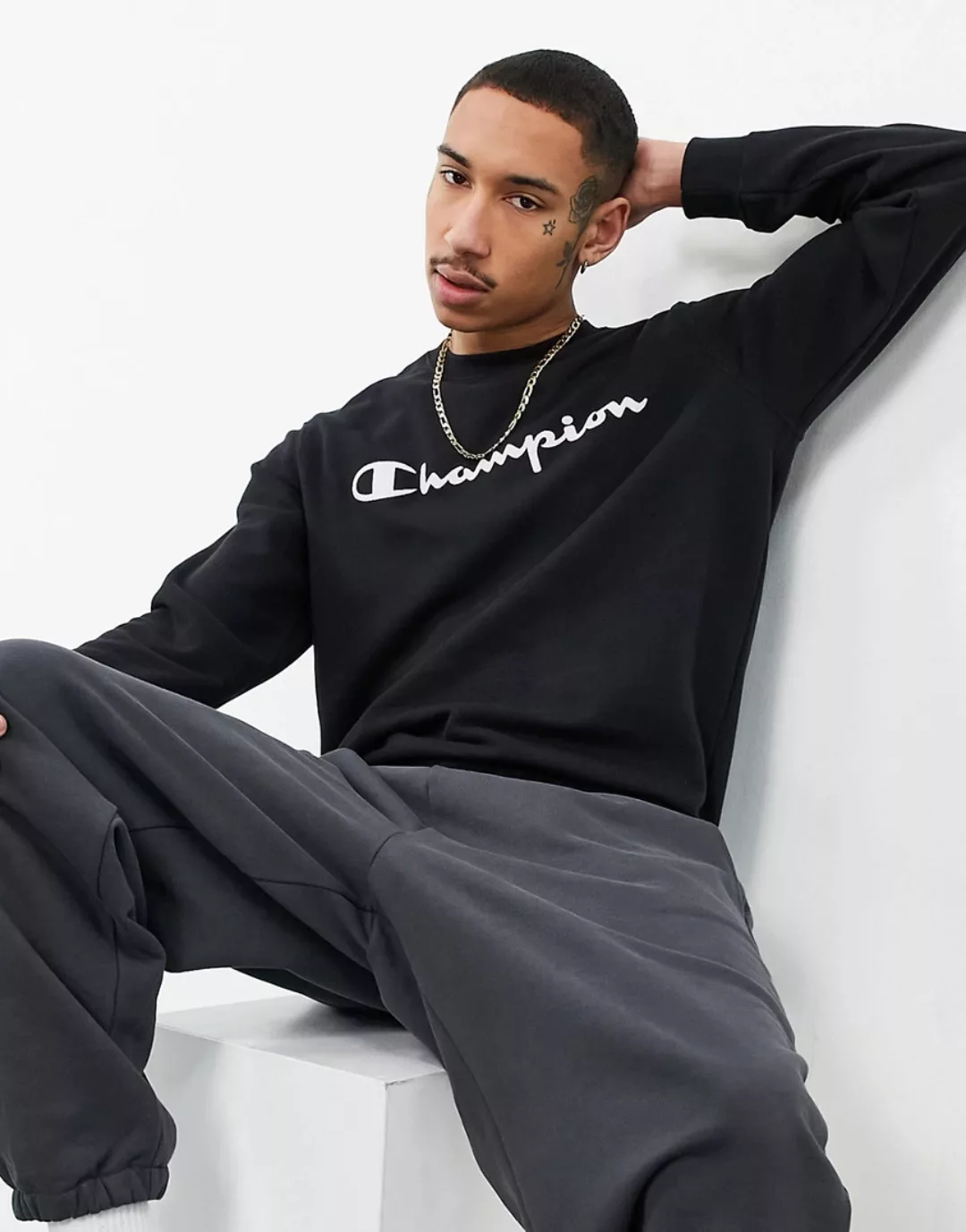 Champion – Sweatshirt in Schwarz mit großem Logo-Schriftzug auf der Brust günstig online kaufen