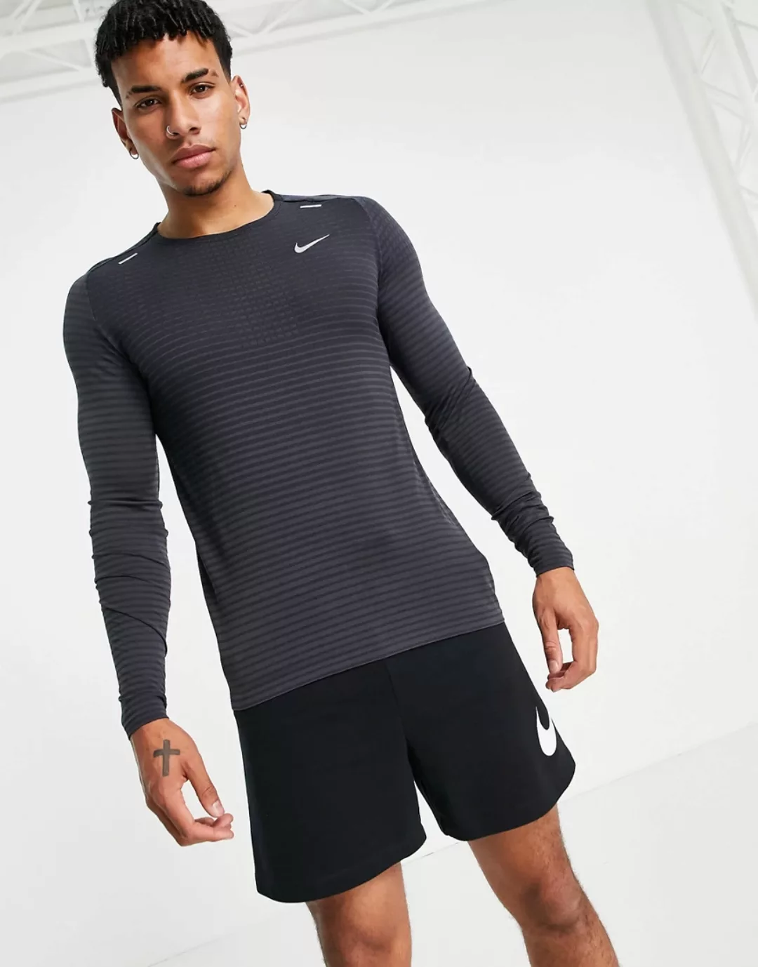 Nike Running – Techknit Ultra – Langärmliges Shirt in Schwarz günstig online kaufen
