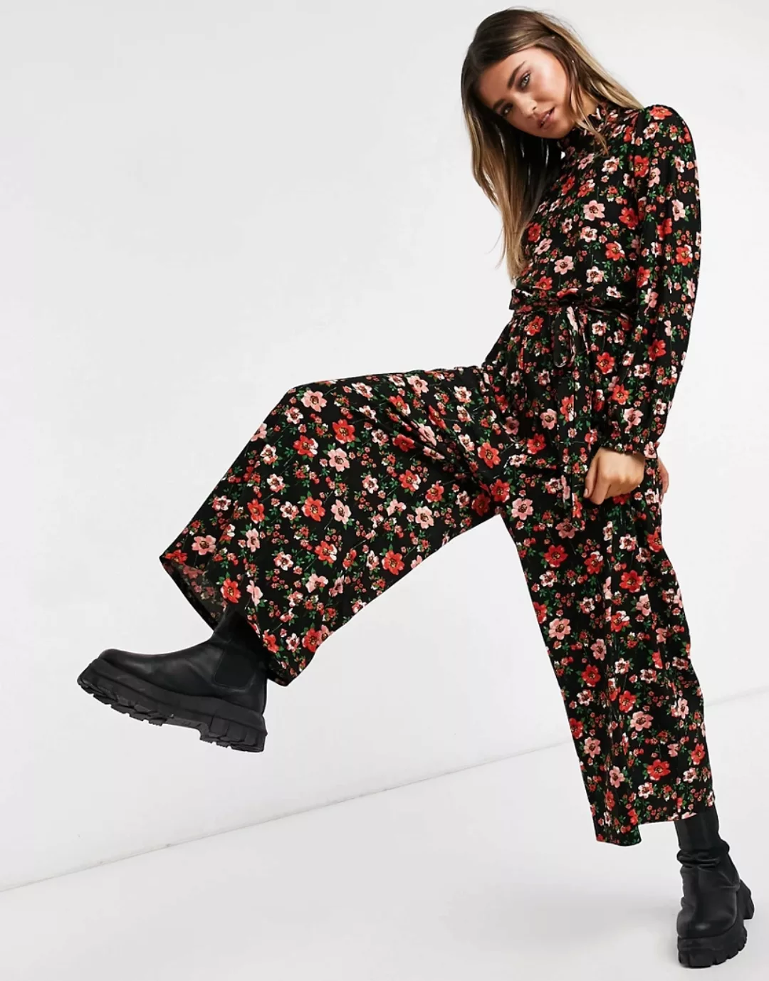 ASOS DESIGN – Hochgeschlossener Jumpsuit mit rotem Blumenmuster-Mehrfarbig günstig online kaufen