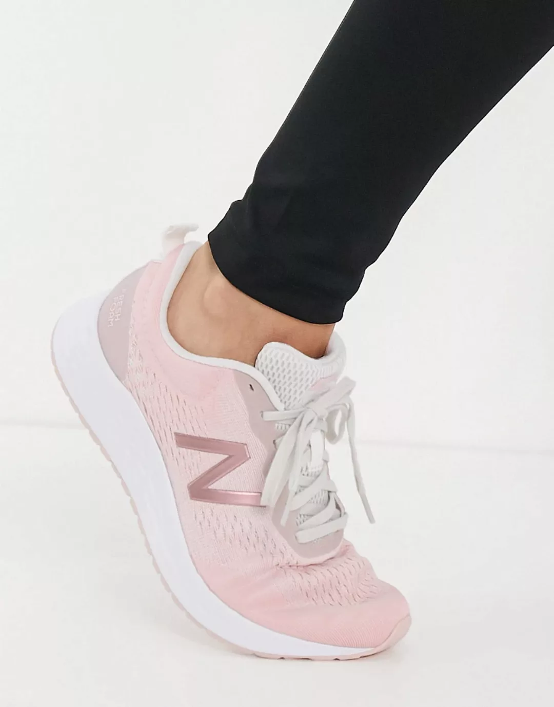 New Balance – Freshfoam Arishi – Lauf-Sneaker in Blassrosa günstig online kaufen
