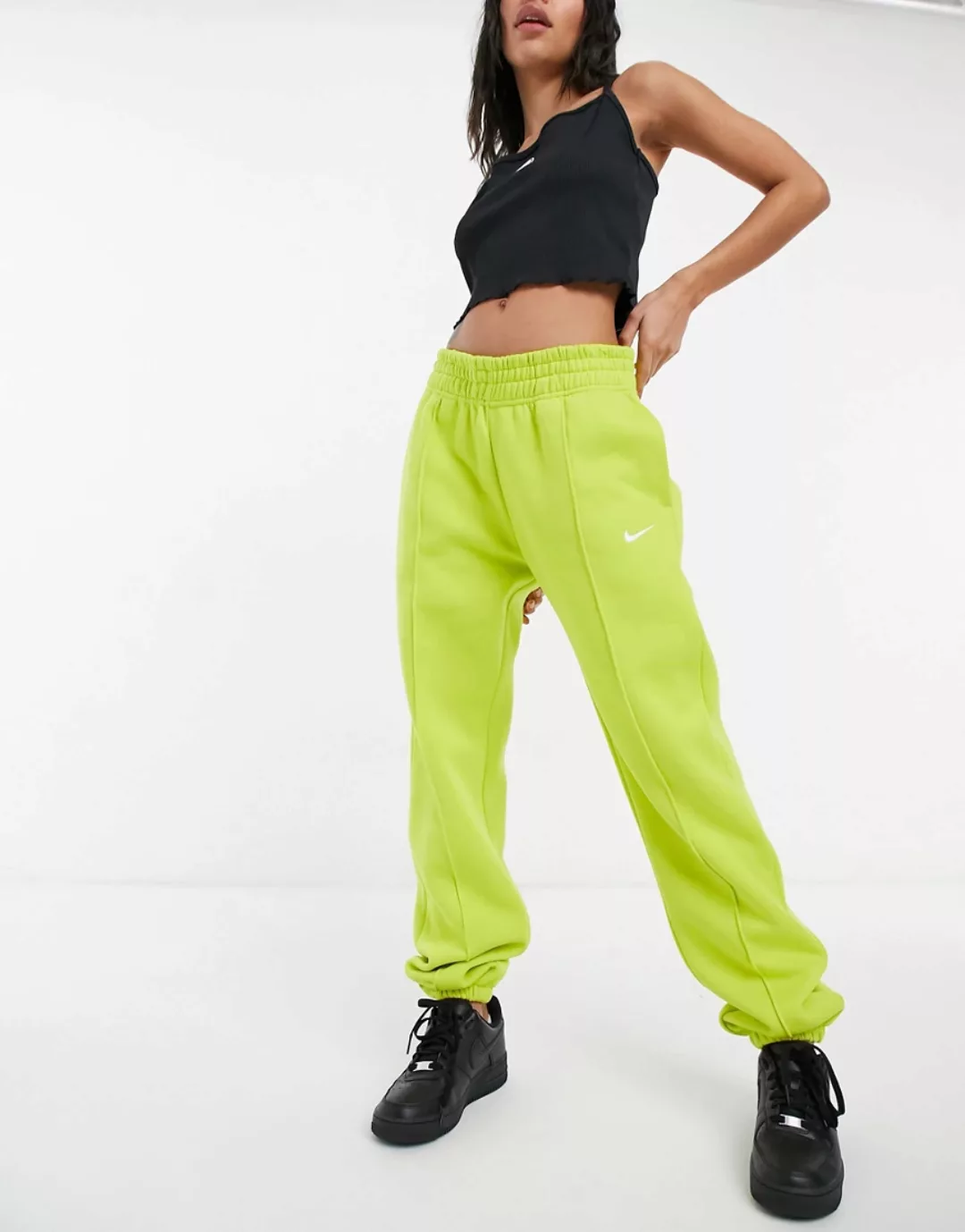 Nike – Oversize-Jogginghose in Gelb mit kleinem Swoosh-Logo günstig online kaufen
