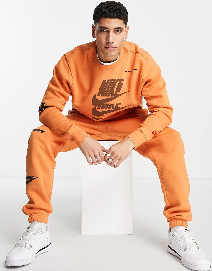 Nike – Sport Essentials Multi Futura – Sweatshirt aus Fleece in Orange mit günstig online kaufen