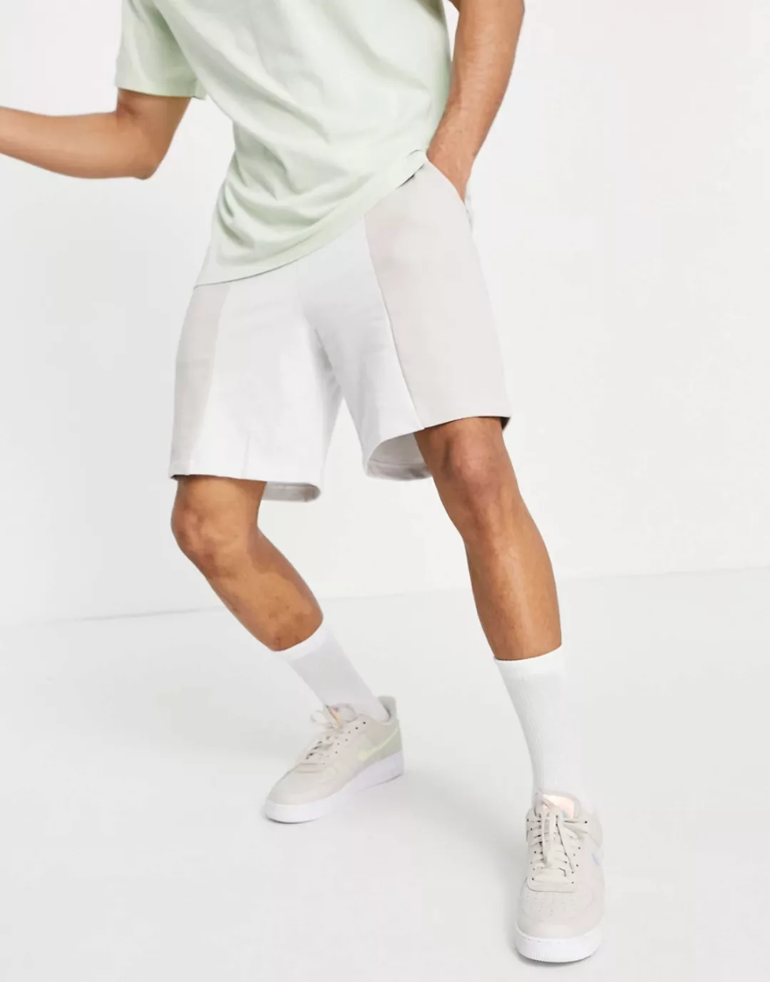 ASOS – Unrvlld Spply – Shorts mit Cut-and-Sew-Details und Logoprint, Kombit günstig online kaufen