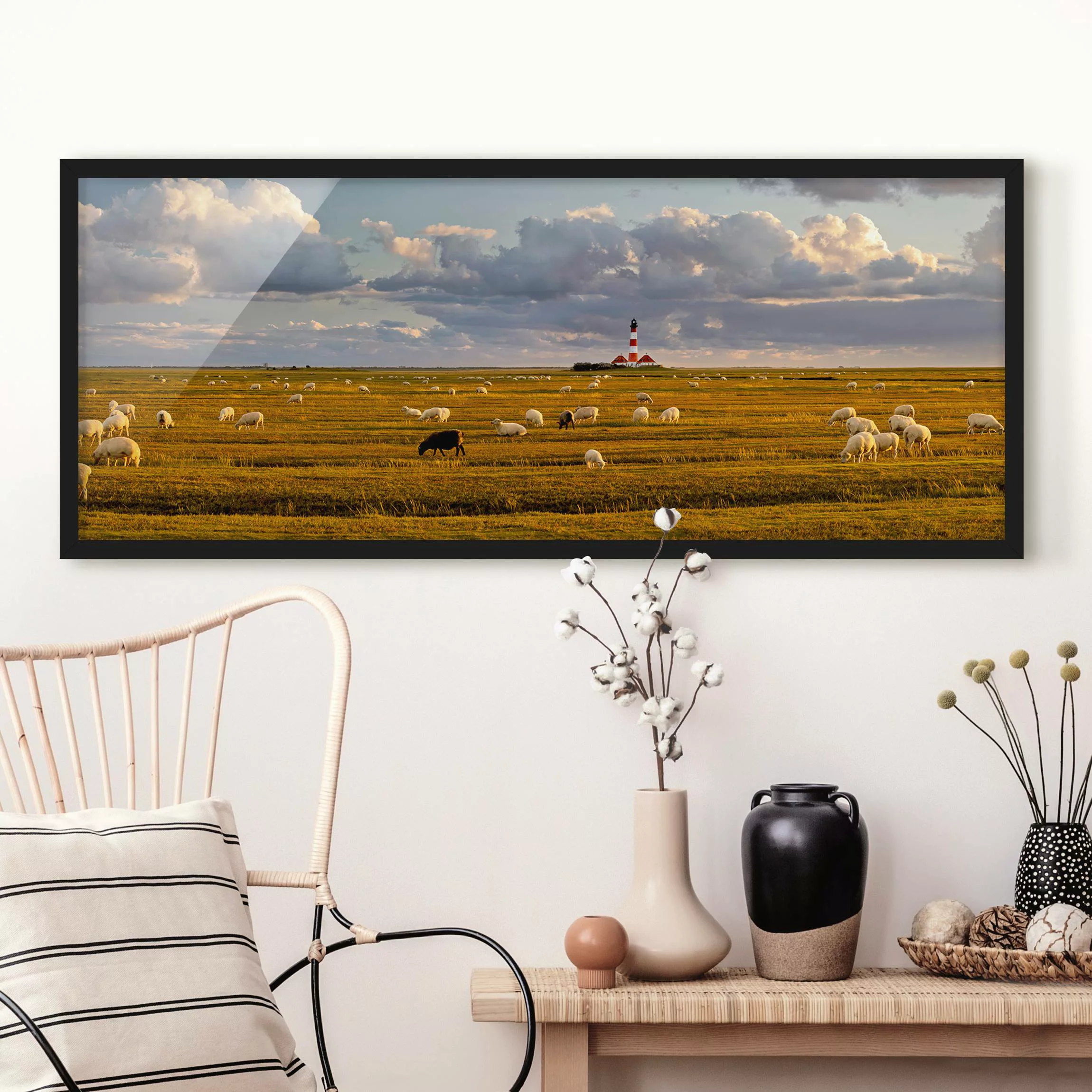 Bild mit Rahmen Natur & Landschaft - Panorama Nordsee Leuchtturm mit Schafs günstig online kaufen