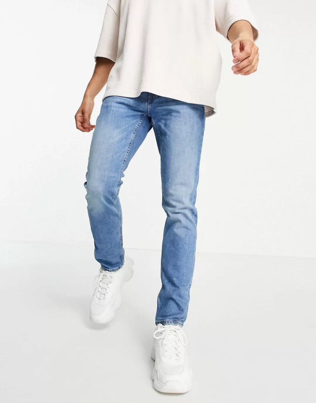 Pull&Bear – Enge Jeans in mittlerer blauer Waschung günstig online kaufen