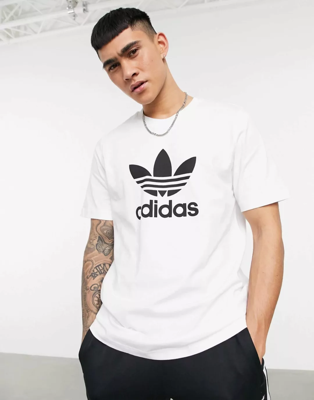 adidas Originals – adicolor – Weißes T-Shirt mit großem Logo günstig online kaufen