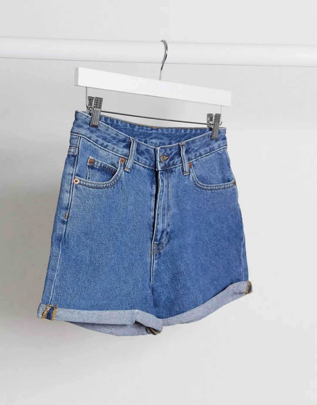 Dr Denim – Jenn – Shorts in verwaschenem Mittelblau mit hochgerolltem Saum günstig online kaufen