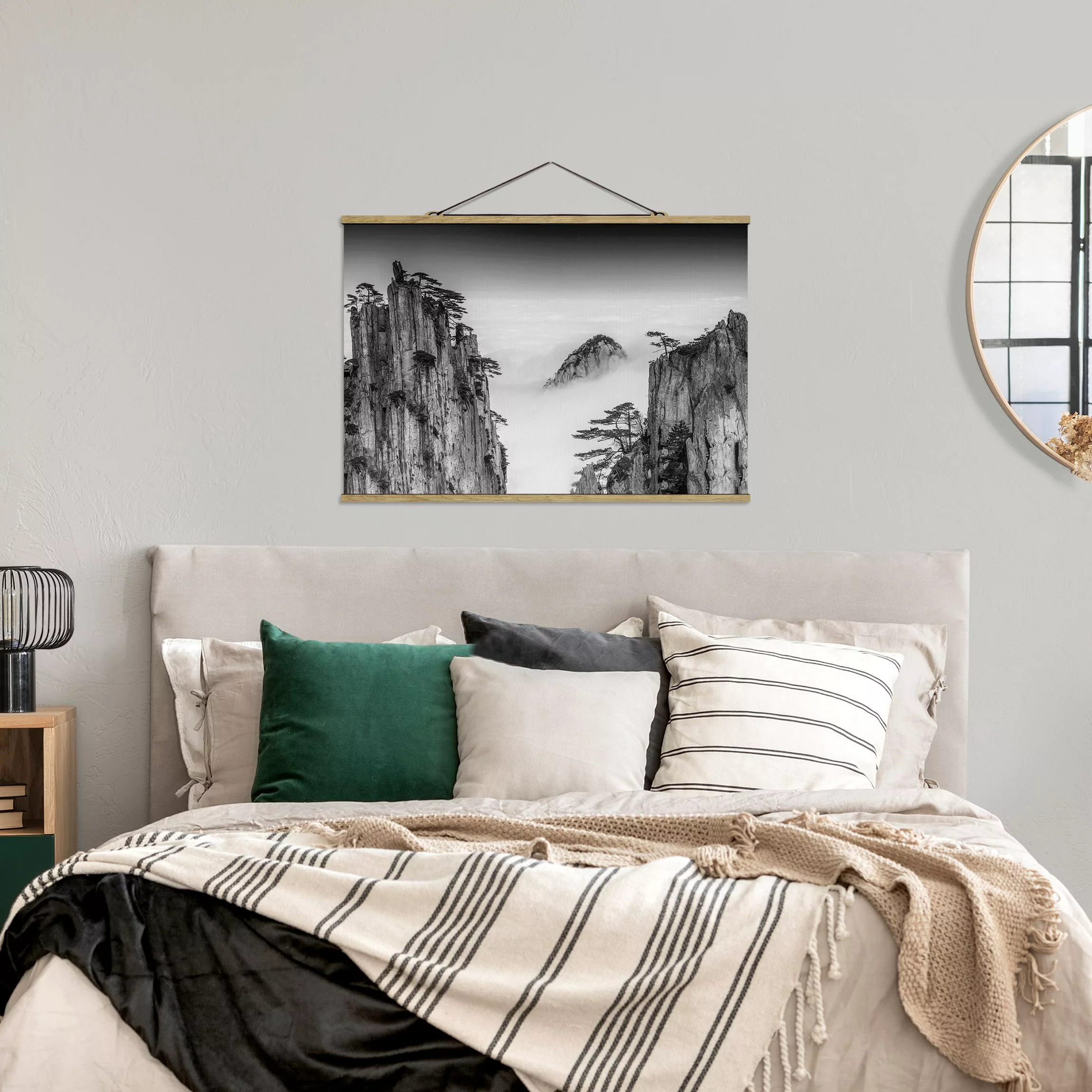 Stoffbild Berge mit Posterleisten - Querformat Felsen im Nebel schwarz-weiß günstig online kaufen