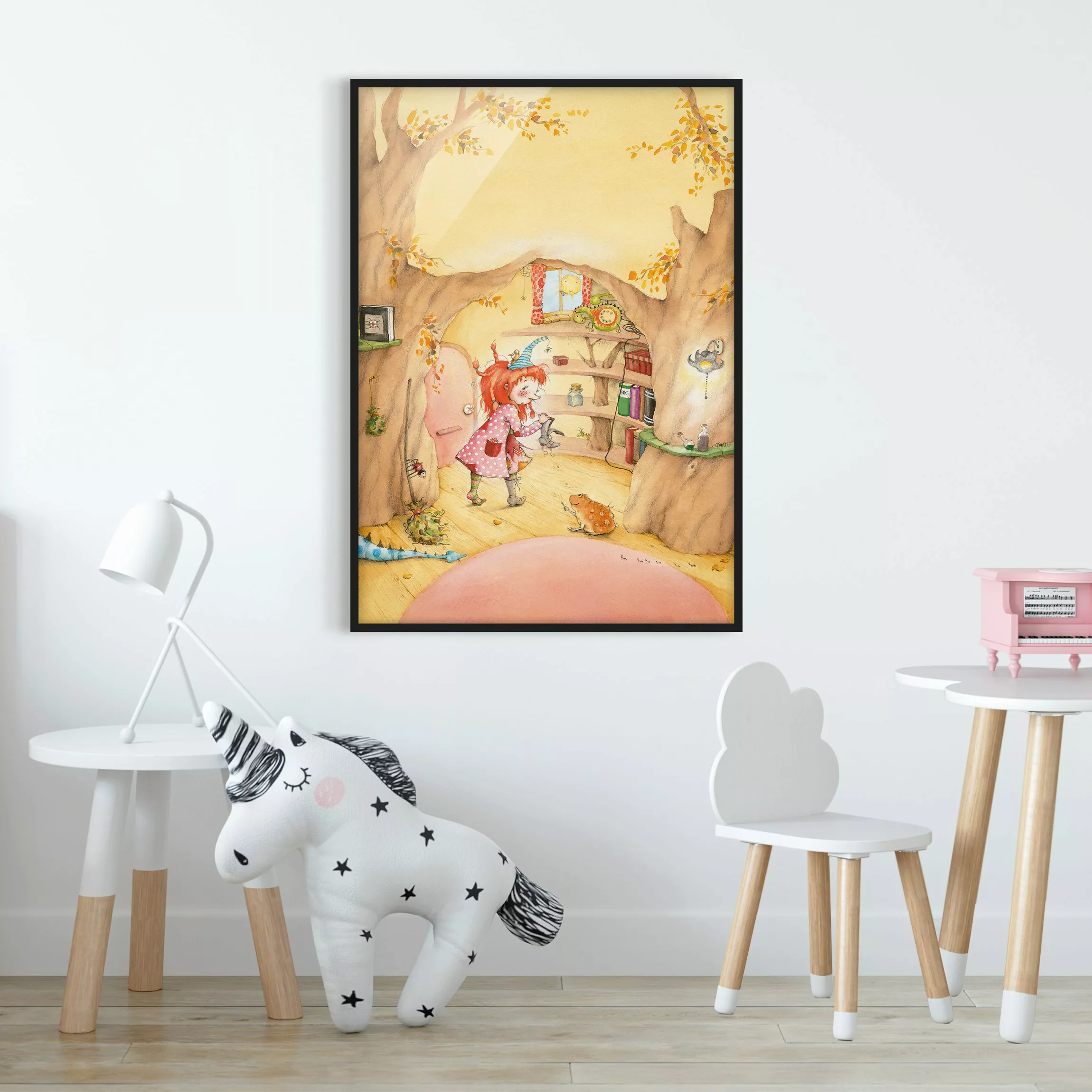 Bild mit Rahmen Kinderzimmer - Hochformat Frida sucht ihre Sachen günstig online kaufen