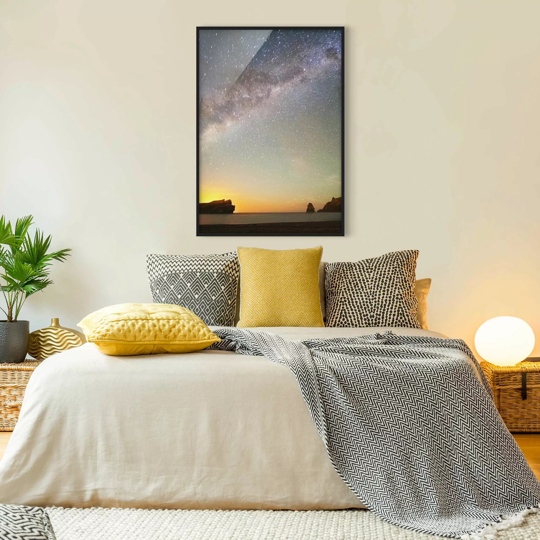 Bild mit Rahmen Strand - Hochformat Sternenhimmel über dem Meer günstig online kaufen