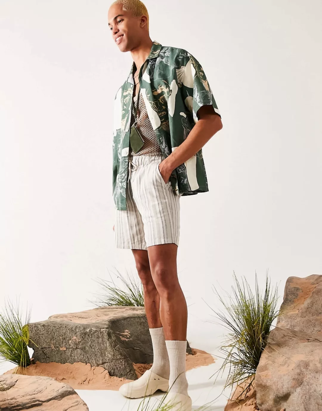ASOS DESIGN – Schmal geschnittene Shorts in Naturfarbe mit Streifenmuster-N günstig online kaufen