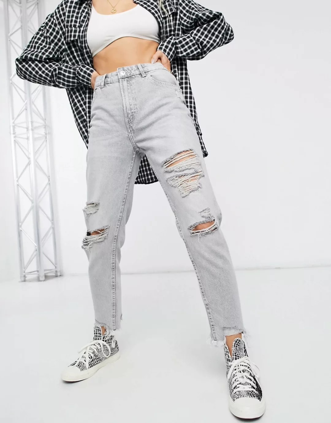 Bershka – Mom-Jeans aus Baumwolle mit Zierrissen und ausgefranstem Saum in günstig online kaufen