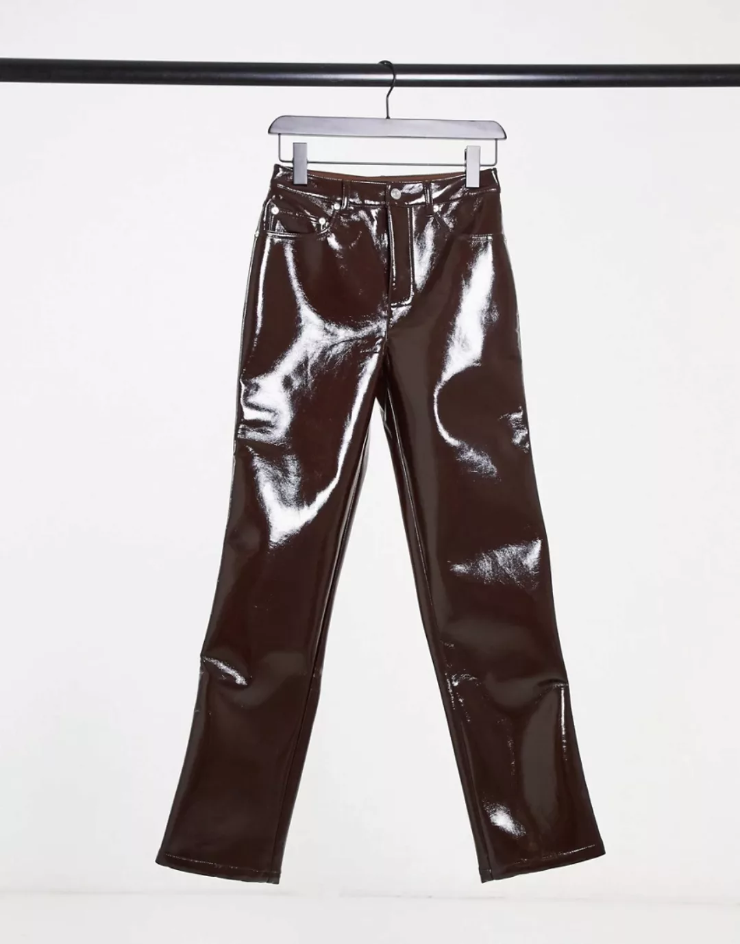 ASOS DESIGN – Gerade geschnittene Jeans aus Vinyl mit mittelhohem Bund im 9 günstig online kaufen