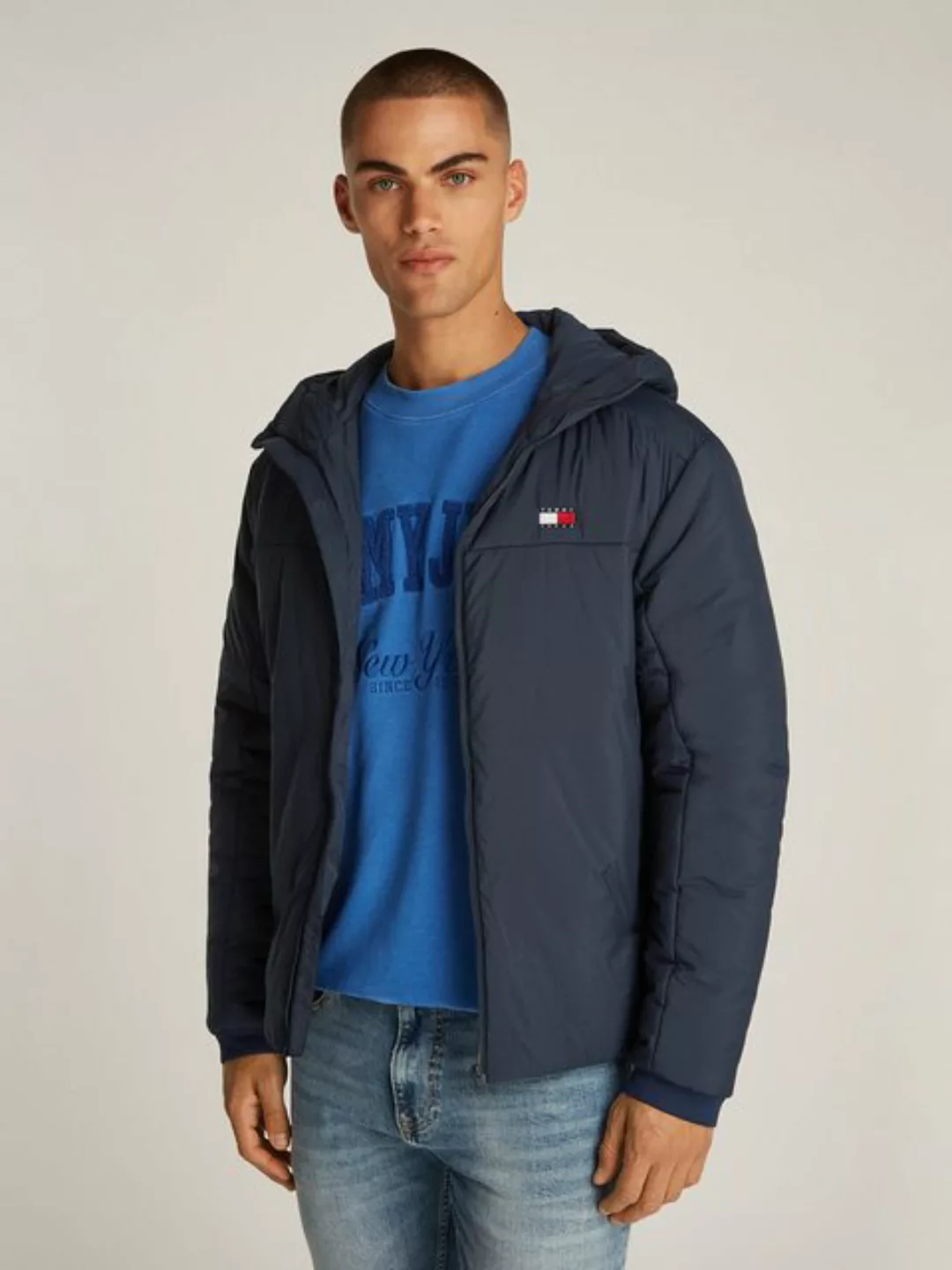 Tommy Jeans Kurzjacke TJM LT POLY JACKET EXT mit Logostickerei günstig online kaufen