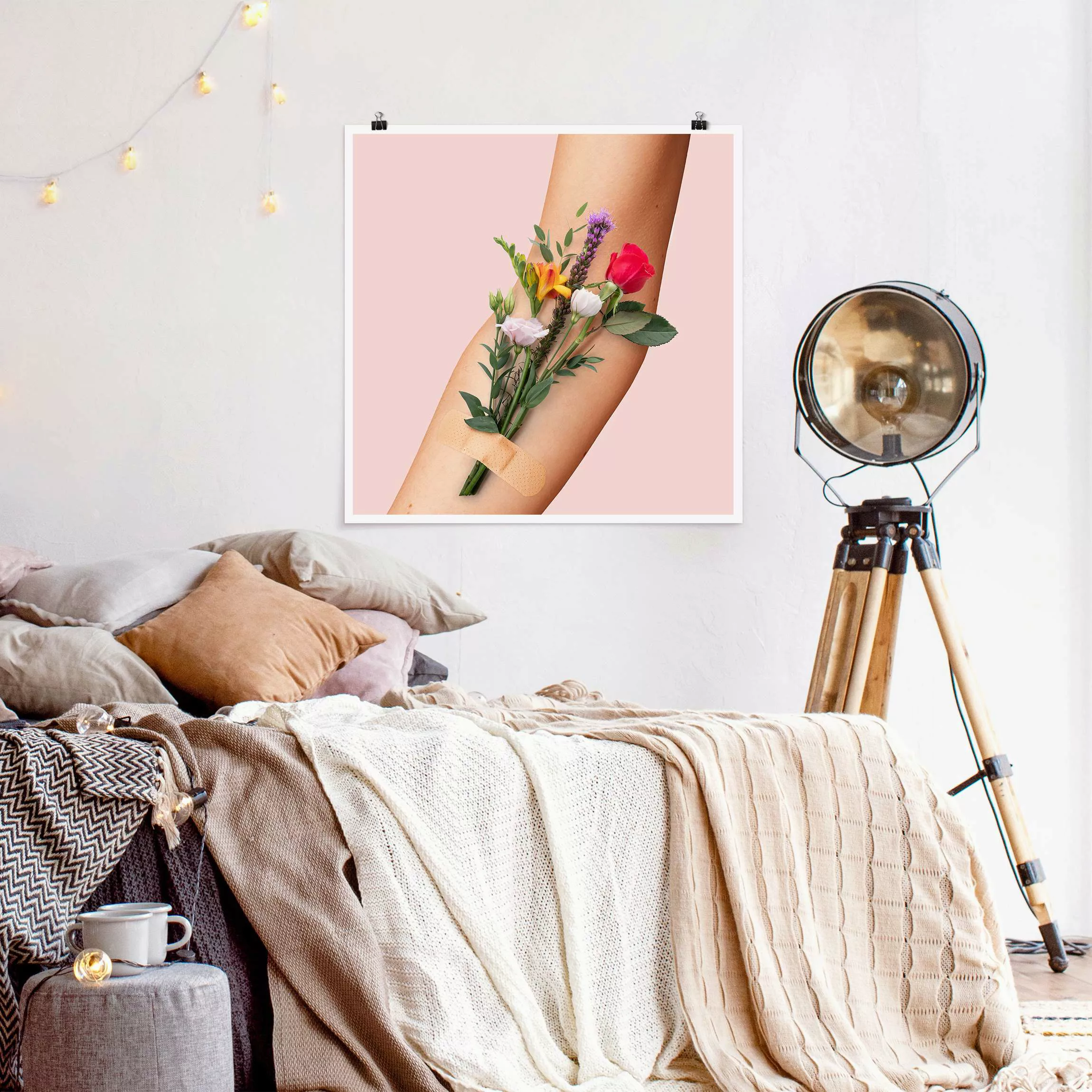 Poster Blumen - Quadrat Arm mit Blumen günstig online kaufen