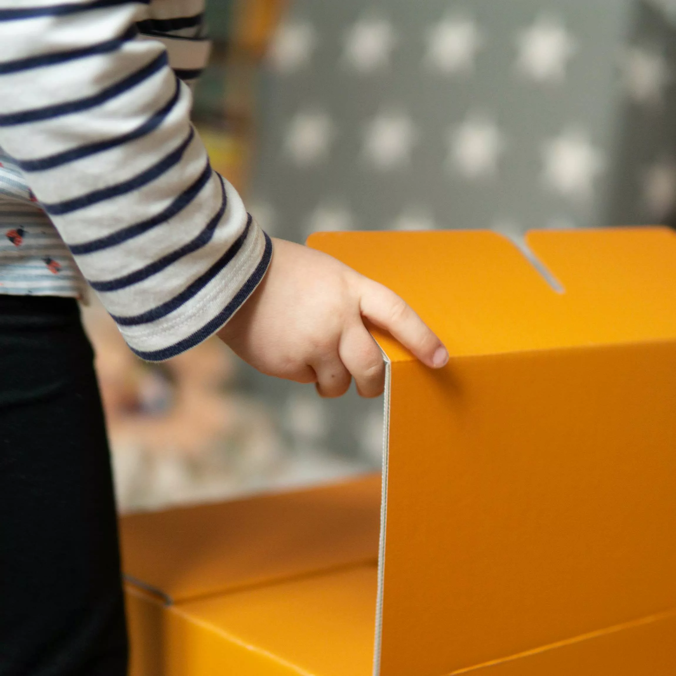 FOLDZILLA 2-teiliges Kinderhocker Set Pappe Mix Grün & Orange günstig online kaufen
