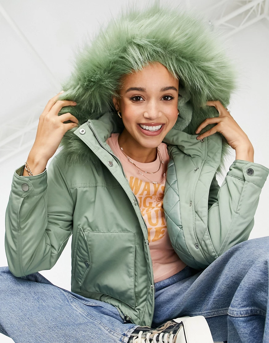 Miss Selfridge – Kurzer Parka in blassem Khaki mit Kapuze mit Kunstpelzbesa günstig online kaufen