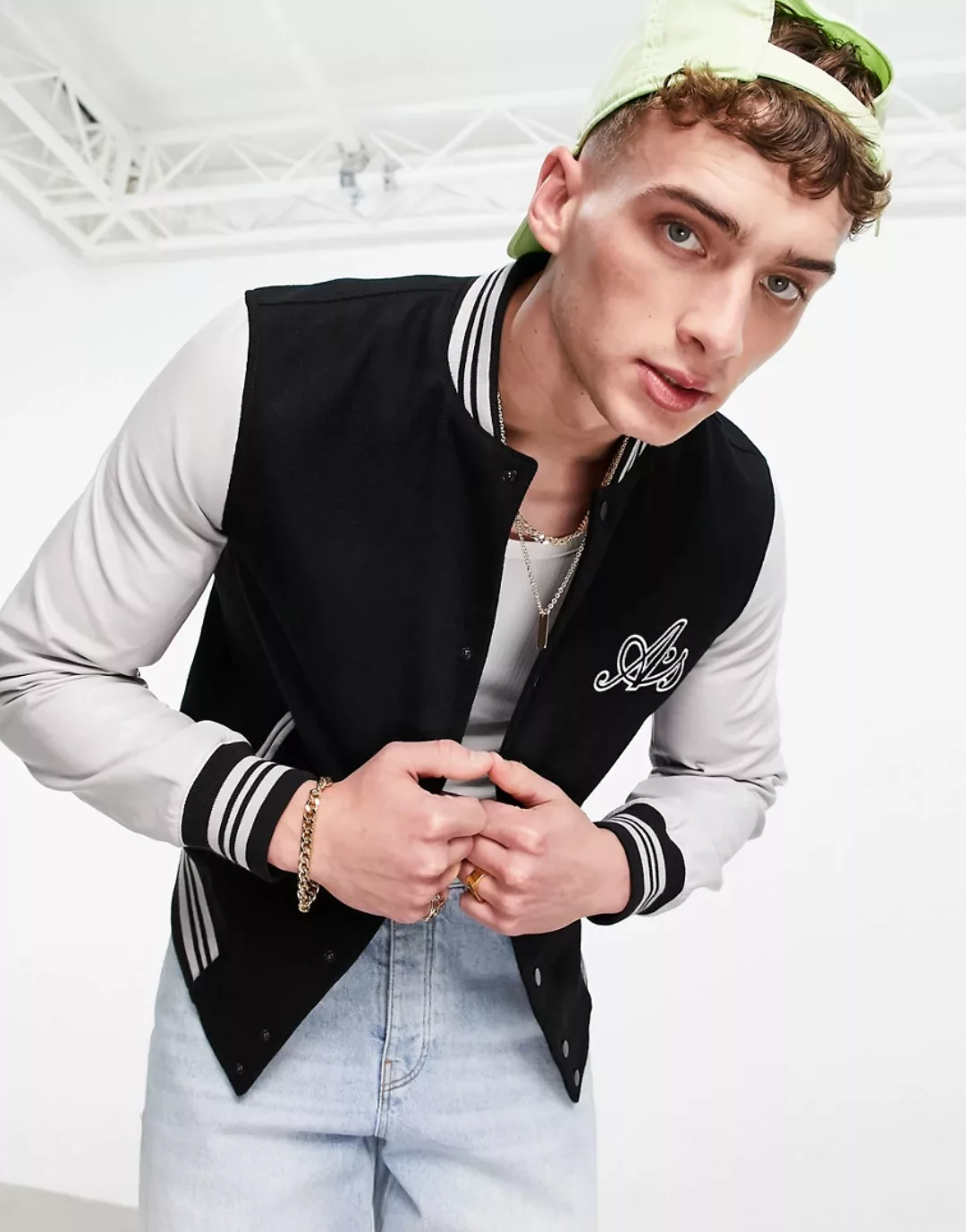 ASOS DESIGN – College-Jacke in Schwarz mit Ärmeln aus Leder und Aufnähern günstig online kaufen